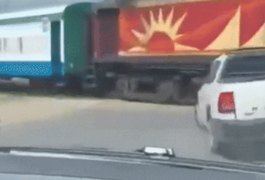 Trem atinge carro em cruzamento em Satuba