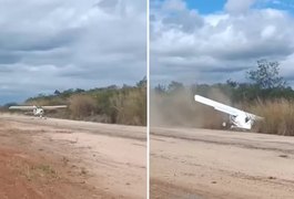Ultraleve roda na pista durante pouso e bate em arbustos no CE