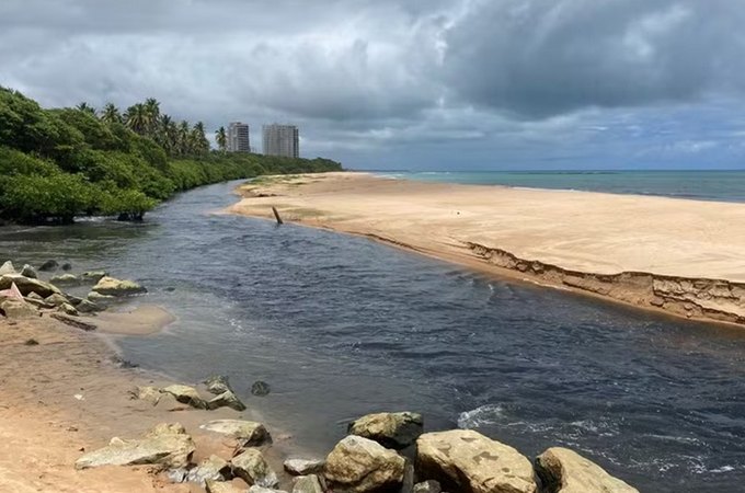 Mulher é resgatada após se afogar no Rio Jacarecica, em Maceió