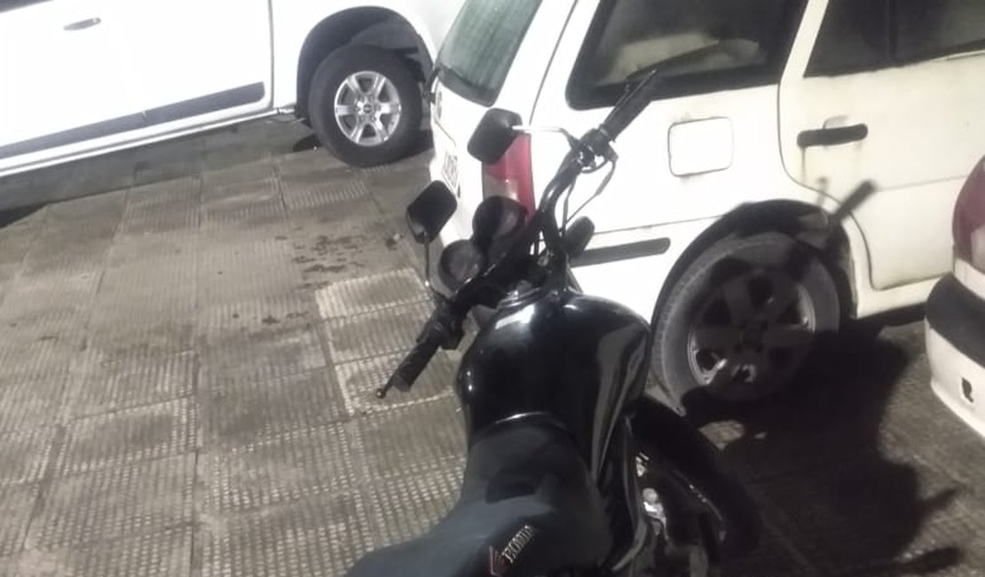 Em Roteiro, AL, homem é flagrado pela polícia conduzindo moto com queixa de roubo