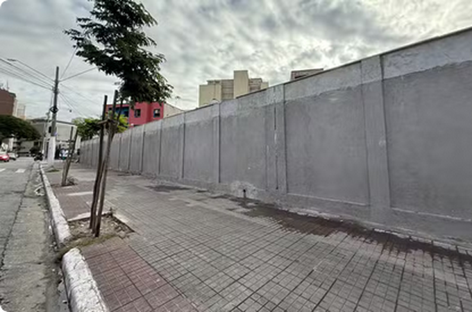 Prefeitura de São Paulo constrói muro de 40 metros de extensão e confina Cracolândia