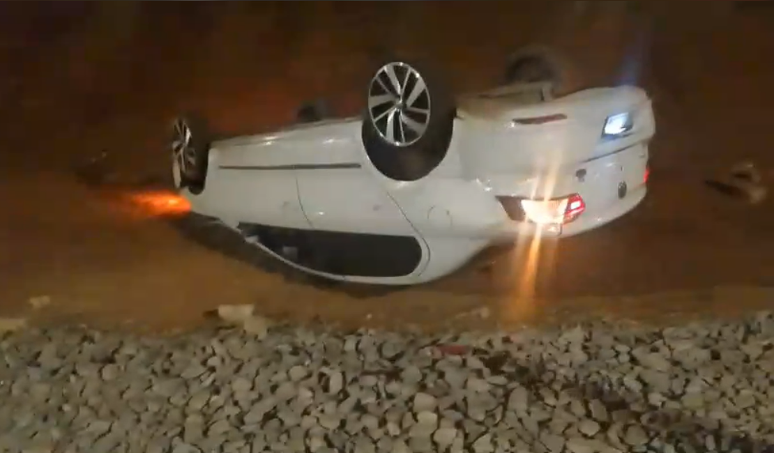 Motorista perde controle da direção e capota carro em Arapiraca