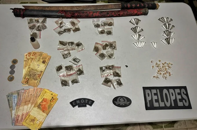 Jovens são presos com espada katana e diversos tipos de drogas em Arapiraca