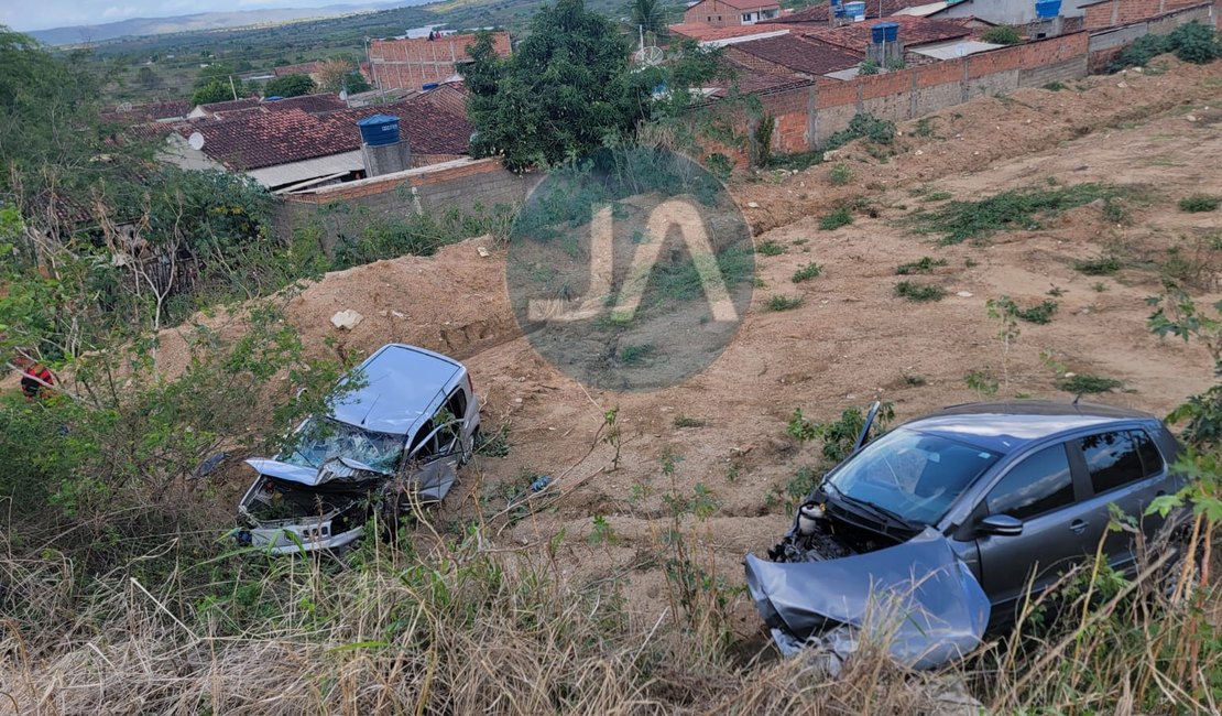 Colisão frontal entre veículos de passeio deixa pelo menos sete pessoas feridas, em Igaci