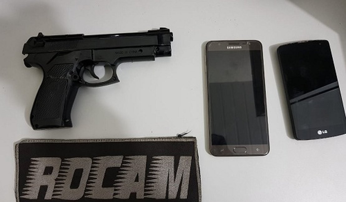 Rocam prende suspeito com moto roubada e simulacro de arma de fogo