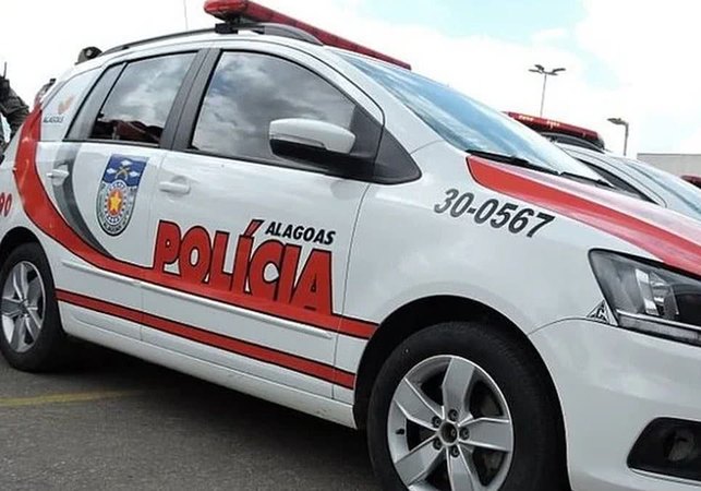 Homem é detido por desacato e porte de drogas após som alto em residência em Arapiraca