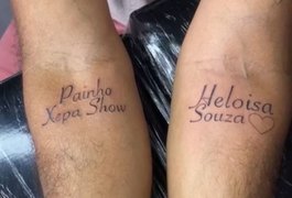 Eleitores fazem tatuagens com nomes de pré-candidata e ex-prefeito, em Olho D'Água do Casado