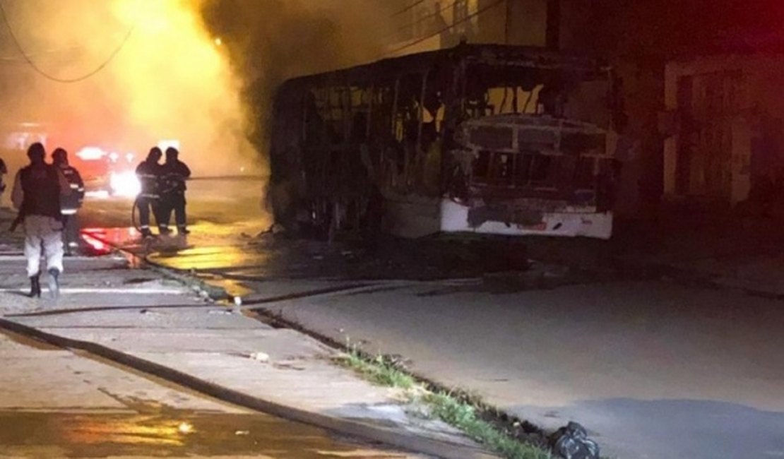 Vídeo. Grupo de vândalos coloca fogo em ônibus em Maceió