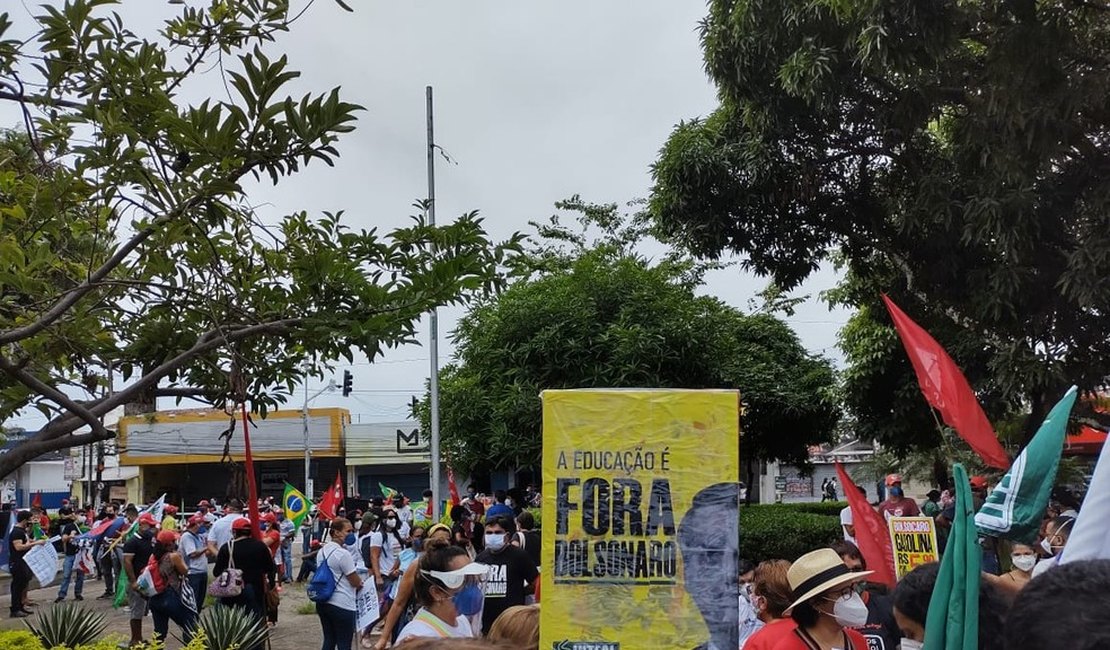 Alagoanos vão às ruas contra o presidente Bolsonaro e a favor da Vacina