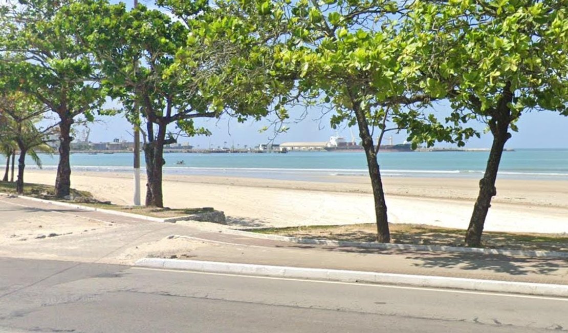 Homem é encontrado morto com marcas de golpes de objeto perfurocortante na Praia da Avenida, em Maceió