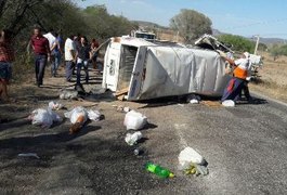 Colisão frontal entre Kombi e carro deixa feridos e uma vítima fatal no Sertão de AL