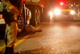 Mulher morre atropelada por caminhão ao tentar resgatar cachorro na Ponta Verde