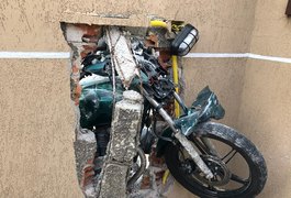 Vídeo. Motociclista perde o controle de veículo e colide em alta velocidade contra muro