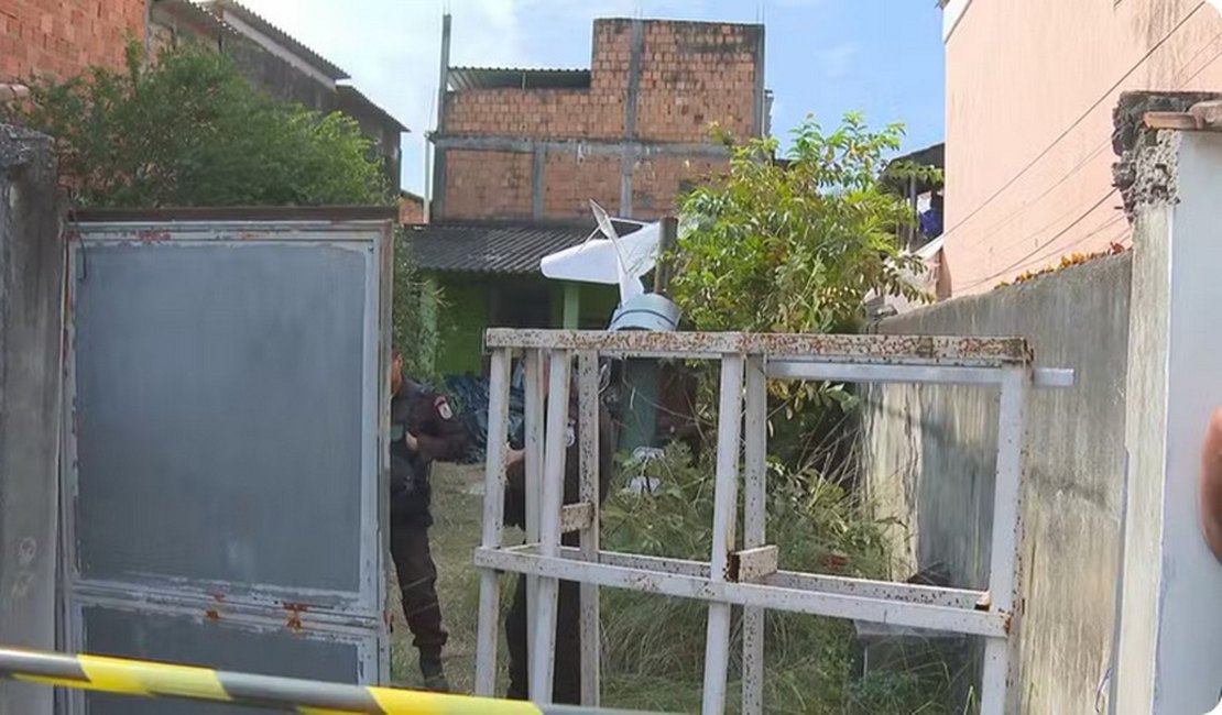 Avião de pequeno porte cai sobre casa em Nova Iguaçu (RJ) e piloto morre