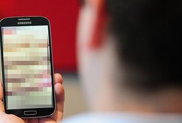 Polícia indicia homem por postar nudes da ex-namorada em grupo de WhatsApp