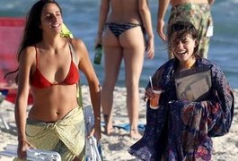 Internautas comparam namorada de Bruna Linzmeyer com Maria Betânia