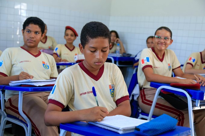 Mais de 2.400 candidatos fazem prova do Processo Seletivo do Colégio Tiradentes neste domingo