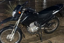 Moto é recuperada após assaltante cair do veículo enquanto tentava fugir, em Arapiraca; celular roubado também foi encontrado