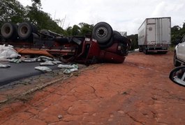 Caminhão capota e bloqueia trecho da BR-101, em São Miguel dos Campos
