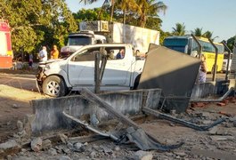 Caminhonete derruba poste e provoca dois acidentes em Palmeira dos Índios