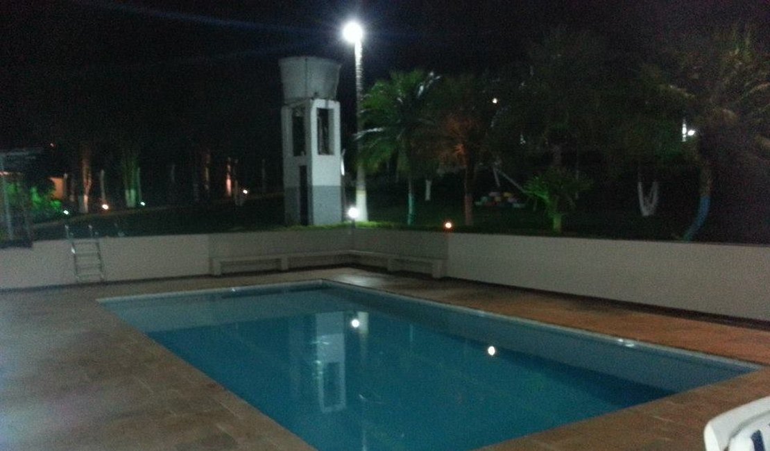 Menina de 2 anos morre afogada em piscina de residência em Maceió