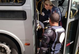 Policial reage a assalto, mata suspeito e é baleado em Maceió; passageiro também morre