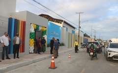 Luciano Barbosa entrega escola completamente revitalizada