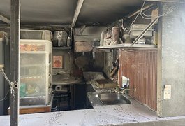 Trailer de lanches fica parcialmente destruído após incêndio, em Maceió