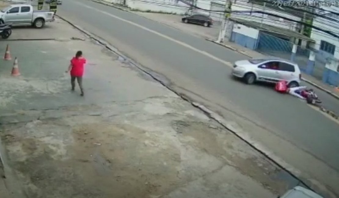 Vídeo. Manobra irregular de automóvel resulta em colisão com motocicleta, em Arapiraca