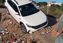 Condutor de veículo de passeio atravessa linha do trem e fica preso em buraco, em Arapiraca