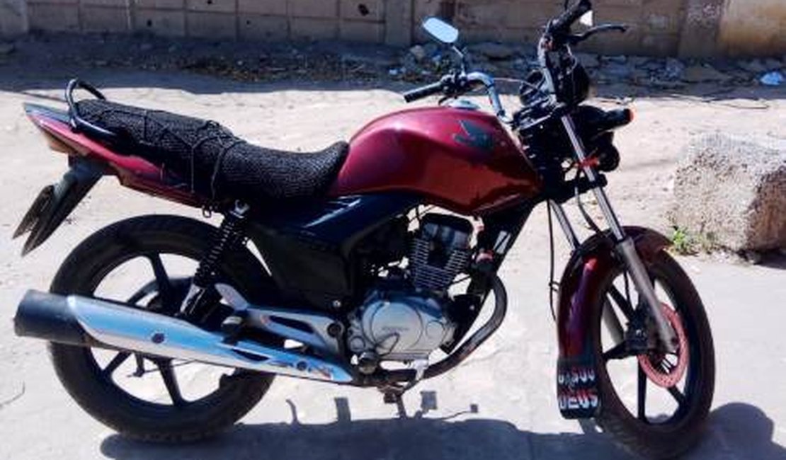 Motocicleta roubada é encontrada abandonada na Rua Boa Vista, no Centro de Arapiraca