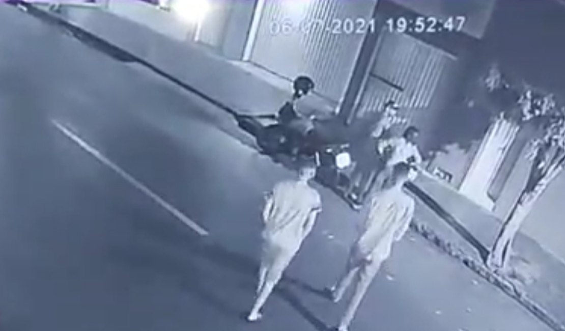 Casal é assaltado na porta de casa no Alto do Cruzeiro, em Arapiraca; VEJA O VÍDEO