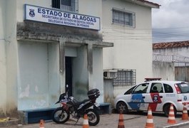 Criminosos atiram contra policiais civis na porta da Regional de Penedo