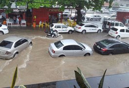 Chuvas alagam ruas e complicam trânsito em Maceió