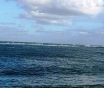 Embarcação naufraga ao se chocar contra pedras no Gunga e seis são resgatados