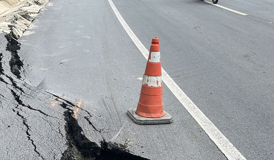 Trecho da BR-101 apresenta rachaduras e é interditado após fortes chuvas