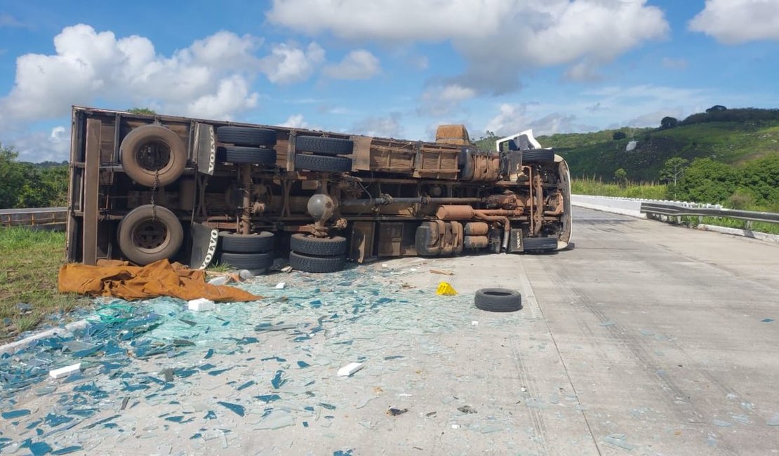 Motorista de carreta fica gravemente ferido após tombar veículo em rodovia alagoana