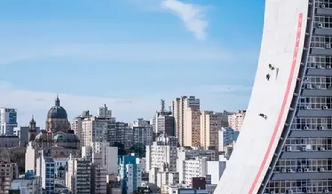 Sandro Dias bate recorde na maior rampa de skate do mundo em Porto Alegre
