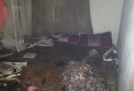 Casa fica destruída ao ser atingida por incêndio em Olho D'Água das Flores