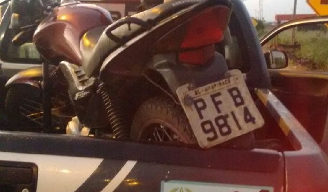 PM encontra motocicleta roubada abandonada em terreno baldio em Arapiraca