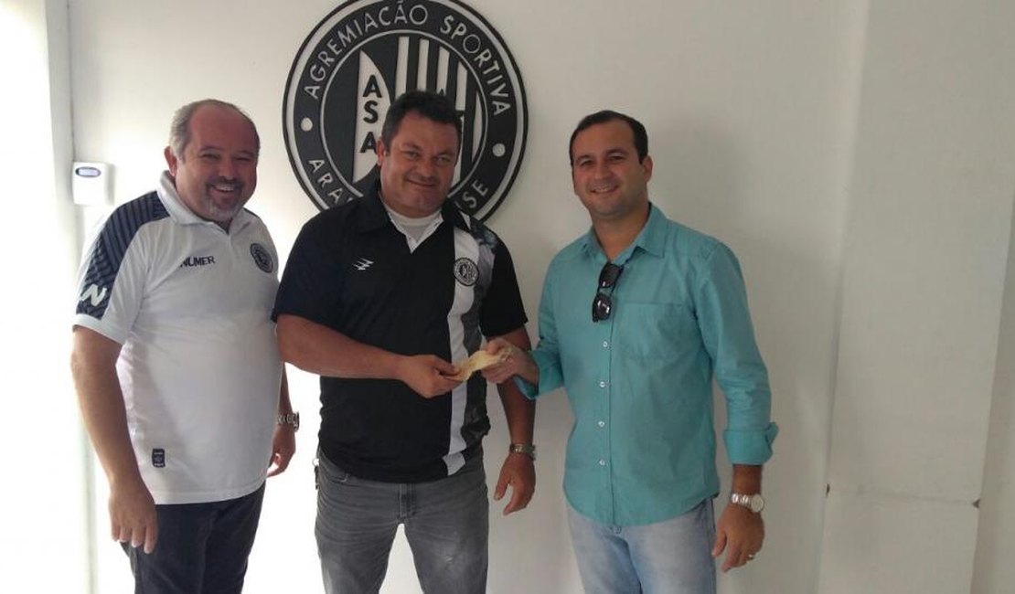 Diretoria de Marketing do ASA entrega prêmio para torcedor vencedor de promoção