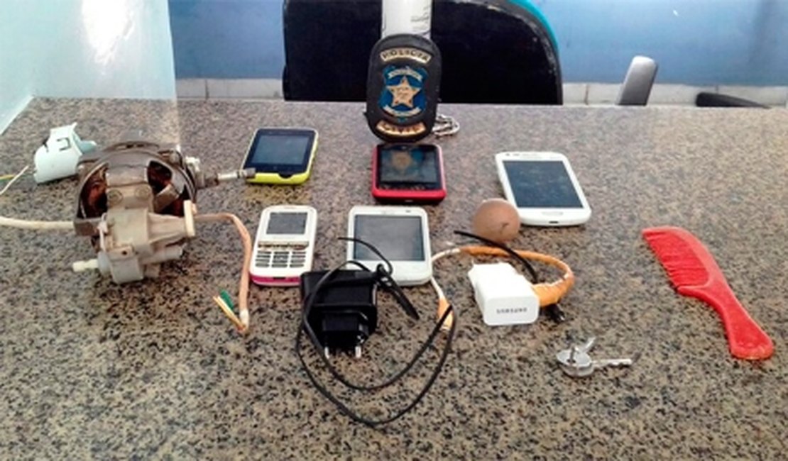 Policiais apreendem celulares durante revista em celas de delegacia