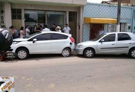 Mulher perde controle de direção e bate em dois veículos estacionados em Arapiraca