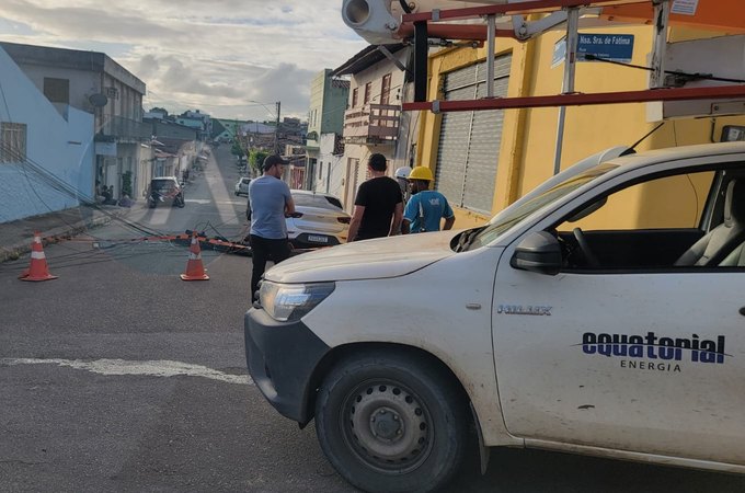 Caminhão derruba poste com fiação e deixa residências e estabelecimentos sem energia, em Arapiraca