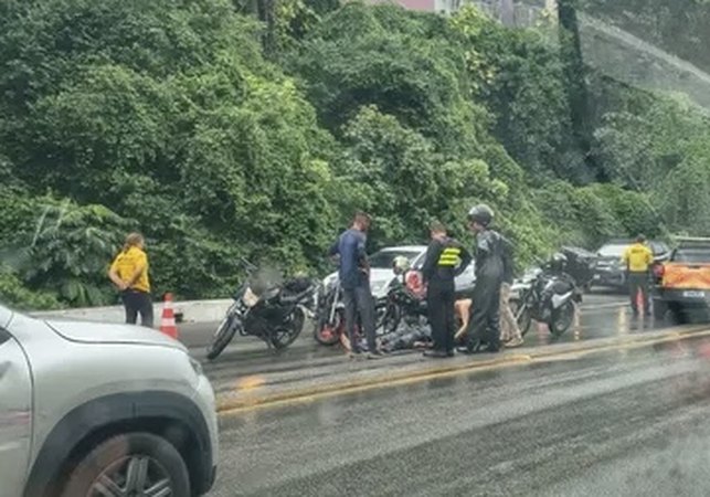 Jovem fica ferido após colisão entre carro e moto em ladeira de Maceió