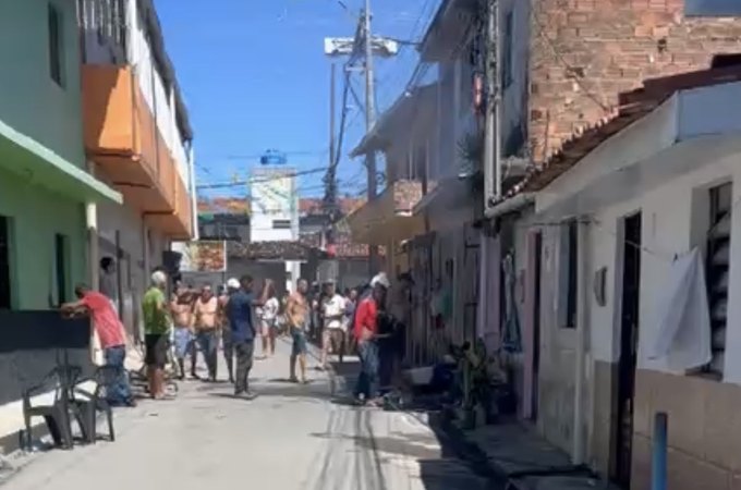 Explosão de botijão de gás deixa três feridos e provoca incêndio em residência no Jacintinho