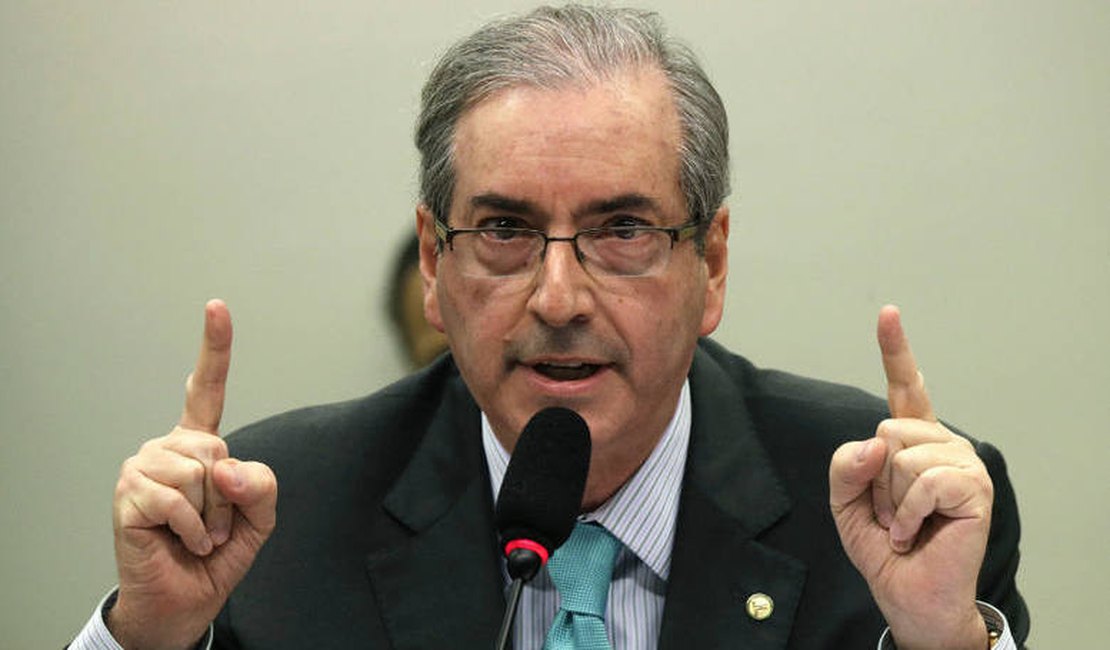 Eduardo Cunha anuncia que autorizou processo de impeachment de Dilma