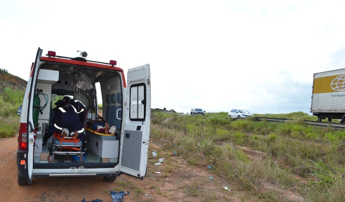 Motorista tenta ultrapassagem e sofre acidente na BR-101