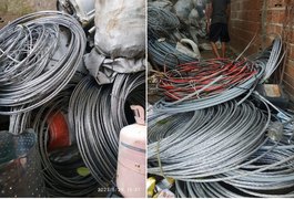 Polícia flagra vários metros de fios de alumínio furtados de construtoras em ferro-velho
