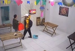 Armado com faca, criminoso tenta assaltar motoboy de pizzaria em Anadia